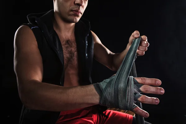 Ręce muskularny mężczyzna z bandażem — Zdjęcie stockowe