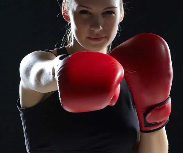 Bela mulher é boxe no fundo cinza — Fotografia de Stock