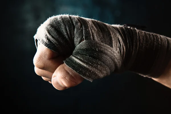 Рука крупным планом мускулистого человека с бинтом — стоковое фото