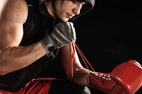 El joven kickboxing guante de cordones — Foto de Stock