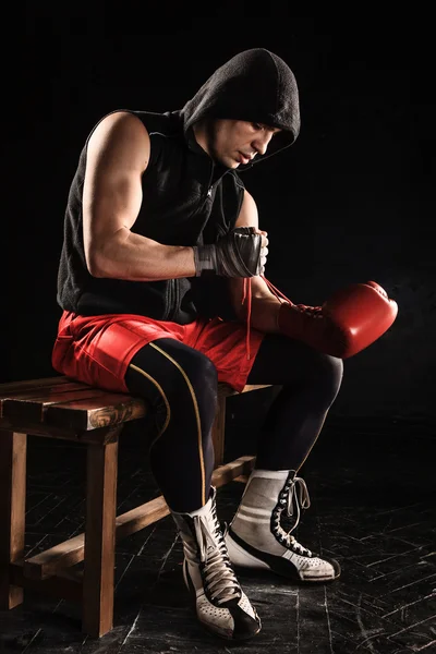 Il giovane uomo guanto di allacciatura kickboxing — Foto Stock