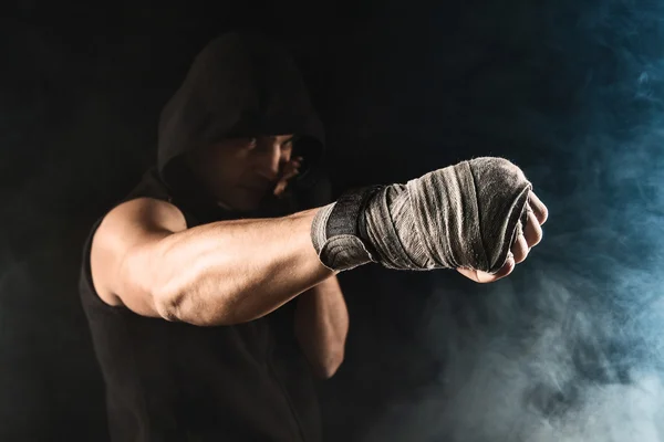 Nahaufnahme der Hand eines muskulösen Mannes mit Verband — Stockfoto