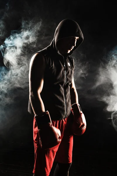 Le jeune homme kickboxing — Photo