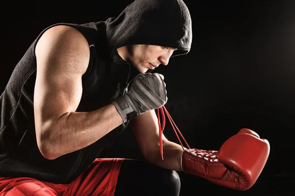 Młody człowiek, sznurowanie rękawica kick-boxingu — Zdjęcie stockowe