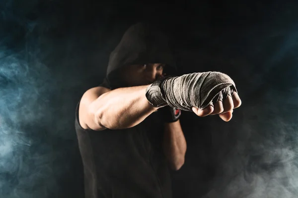 Nahaufnahme der Hand eines muskulösen Mannes mit Verband — Stockfoto