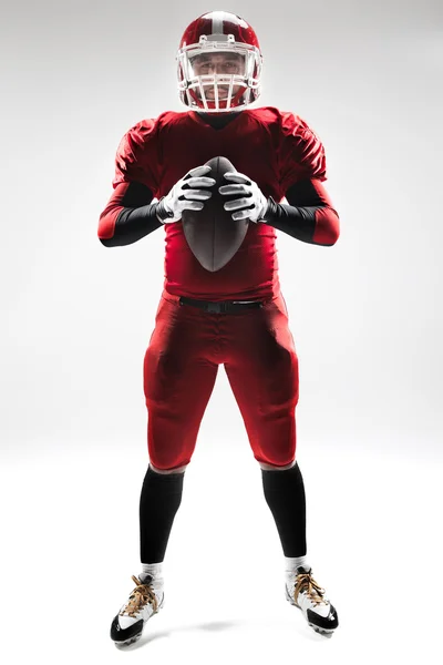 American Football-Spieler posiert mit Ball auf weißem Hintergrund — Stockfoto