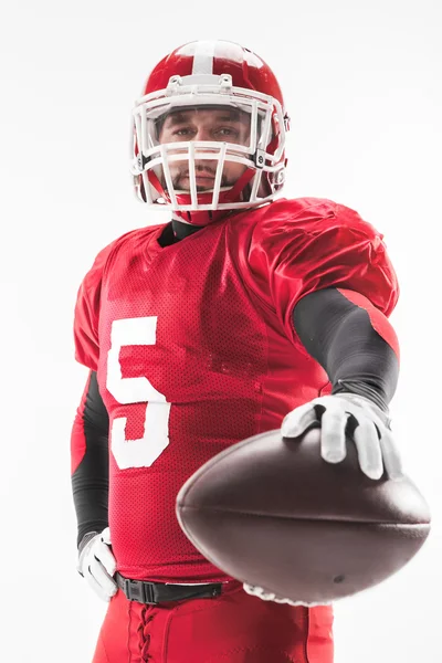 American Football-Spieler posiert mit Ball auf weißem Hintergrund — Stockfoto