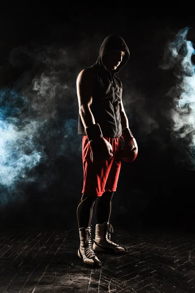 Den unge mannen kickboxning — Stockfoto