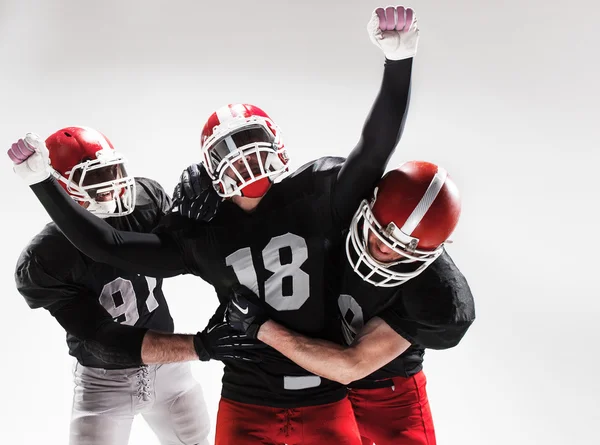 Os três jogadores de futebol americano posando em fundo branco — Fotografia de Stock