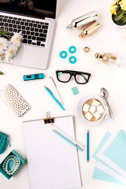 Natürmort moda kadın, mavi nesne üzerinde beyaz
