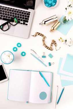 Natürmort moda kadın, mavi nesne üzerinde beyaz