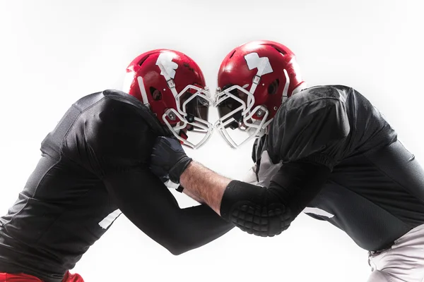 Die beiden amerikanischen Fußballspieler, die auf weißem Hintergrund kämpfen — Stockfoto