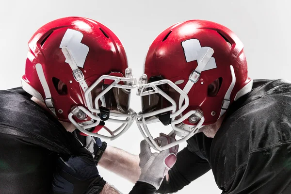 De twee Amerikaanse voetballers vechten op witte achtergrond — Stockfoto