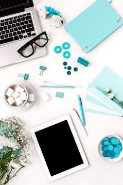 Natürmort moda kadın, mavi nesne üzerinde beyaz