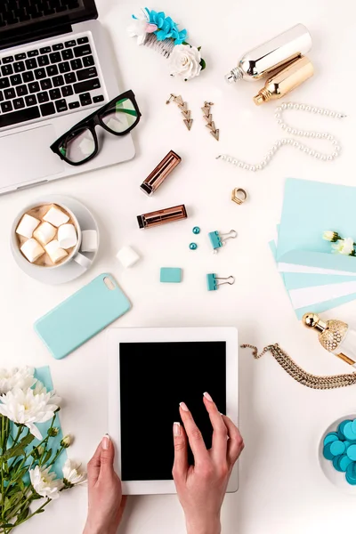 As mãos femininas e tablet — Fotografia de Stock