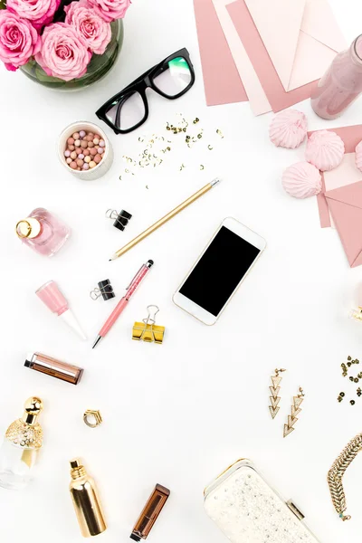 Natürmort moda kadın, beyaz nesnelerde