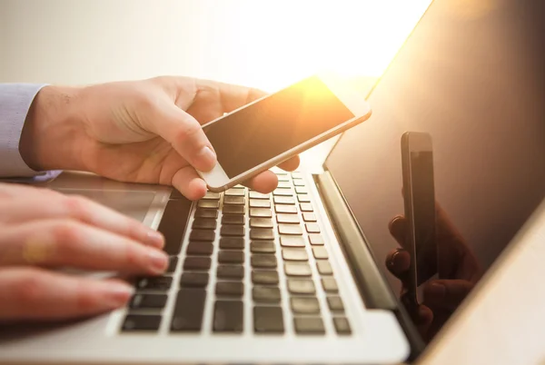 Die männliche Hand hält ein Telefon — Stockfoto