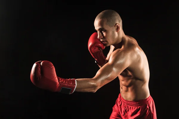 O jovem kickboxing em preto — Fotografia de Stock
