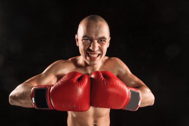 Genç adam kickboxing yüz çığlık ile siyah