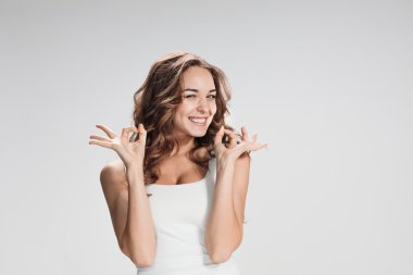 Mutlu duygularla genç kadının portresi