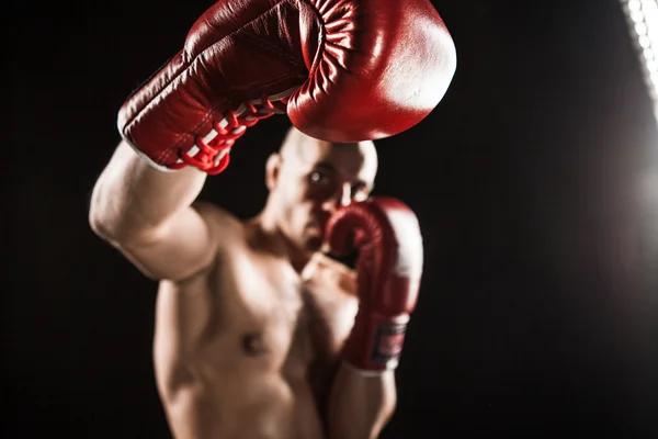 黒の若い男キック ボクシング — ストック写真