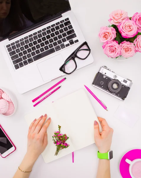 Les mains féminines avec un cahier — Photo