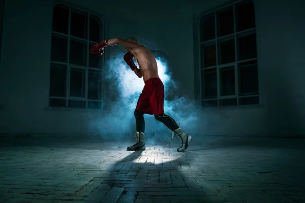 Il giovane kickboxing in fumo blu — Foto Stock