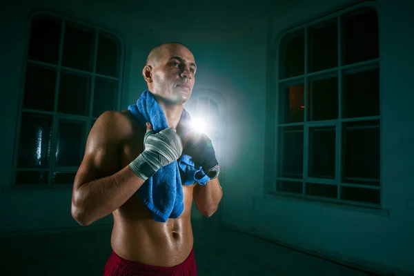 Le jeune homme kickboxing sur fond noir — Photo