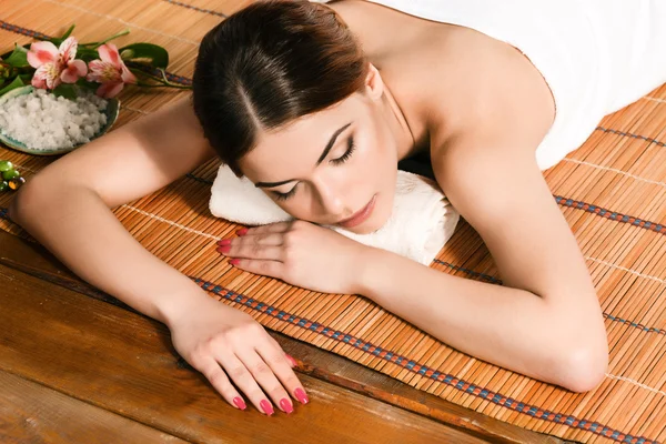 Belle jeune femme dans un salon spa — Photo