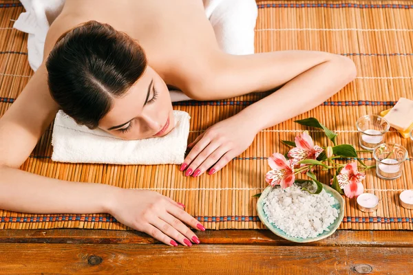 Hermosa joven en un salón de spa — Foto de Stock