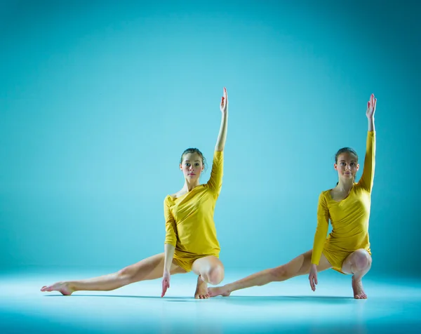Los dos bailarines de ballet modernos — Foto de Stock