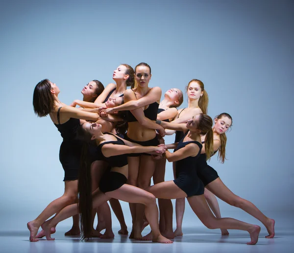 Grupa tancerzy baletu nowoczesnego — Zdjęcie stockowe
