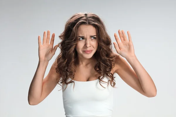 Retrato de mulher jovem com expressão facial chocada — Fotografia de Stock