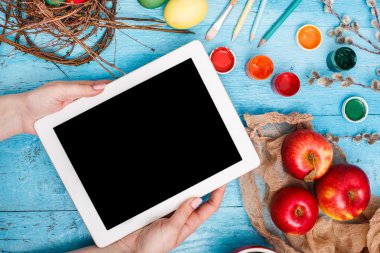 Paskalya üstten görünüm üzerinde ahşap masa ofis işyeri