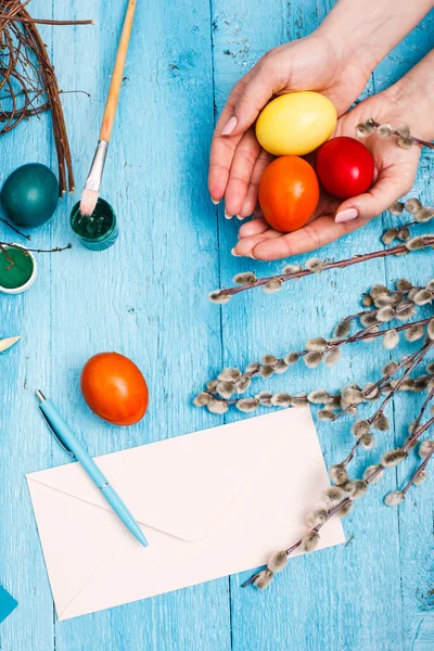 Het bovenaanzicht van Pasen op houten tafel bureau werkplek — Stockfoto