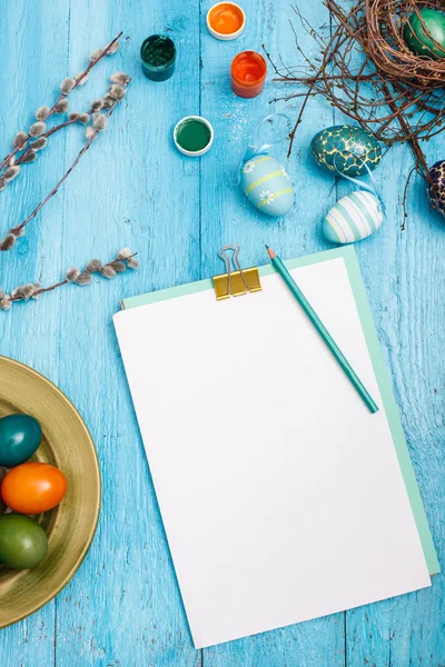 Het bovenaanzicht van Pasen op houten tafel bureau werkplek — Stockfoto