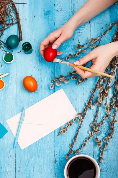 Het bovenaanzicht van Pasen op houten tafel bureau werkplek — Stockfoto