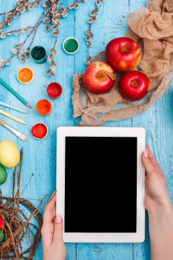 Paskalya üstten görünüm üzerinde ahşap masa ofis işyeri