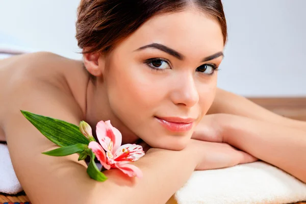 Hermosa joven en un salón de spa — Foto de Stock