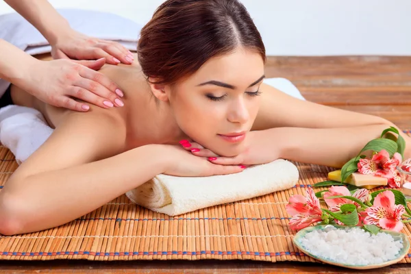 Hermosa joven en un salón de spa — Foto de Stock