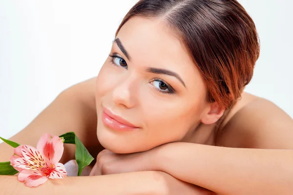 Hermosa joven en un salón de spa — Foto de Stock