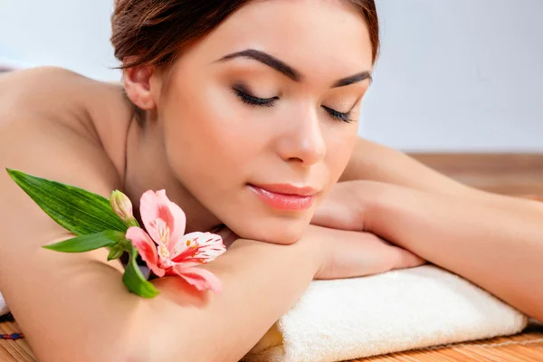 Hermosa joven en un salón de spa — Foto de Stock