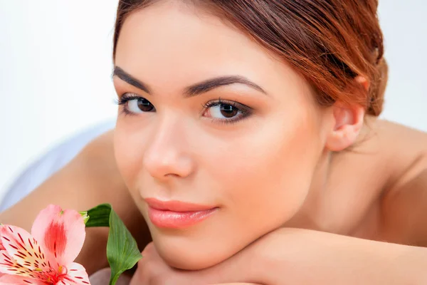 Hermosa joven en un salón de spa — Foto de Stock