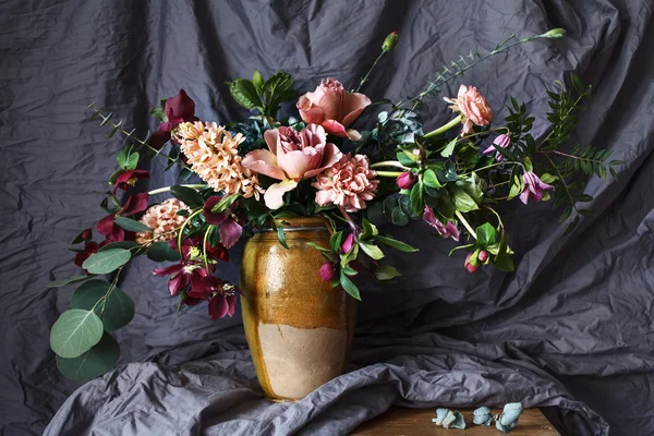 Flor en el jarrón sobre la mesa — Foto de Stock