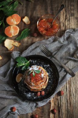 Ahşap masa üzerinde doğal mandalina reçeli