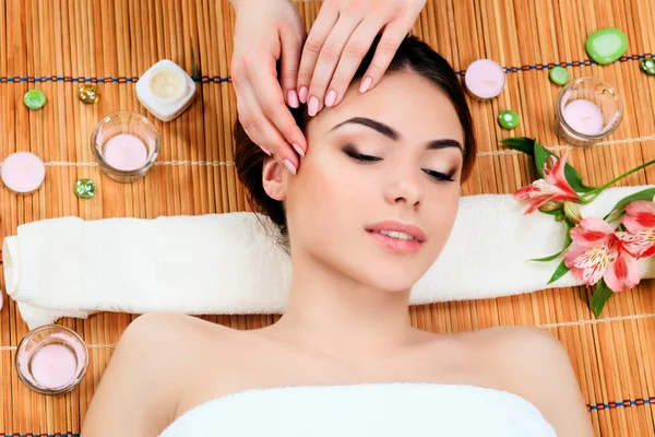 Hermosa joven en un salón de spa — Foto de Stock