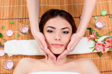 güzel bir genç kadın bir spa Salonu