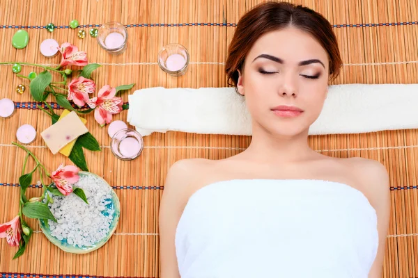 Hermosa joven en un salón de spa — Foto de Stock