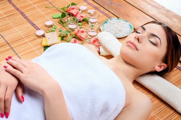 Hermosa joven en un salón de spa — Foto de Stock