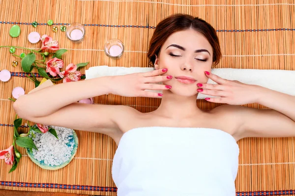 Hermosa joven en un salón de spa — Foto de Stock